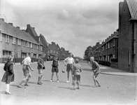 831773 Afbeelding van enkele voetballende kinderen in de St. Josephlaan te Utrecht; rechts de ingang van de ...